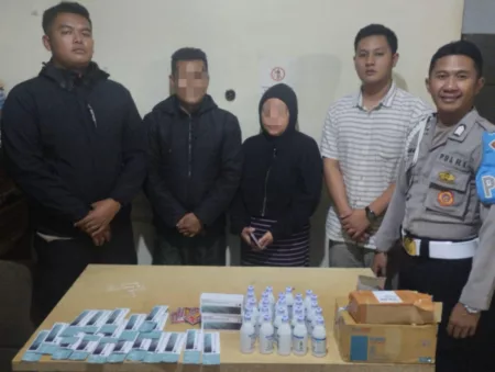Ciptakan Garut Aman dan Kondusif, Polsek Cisurupan Tindak Tegas Penjual Miras dan Obat-obatan Terlarang .Polsek Cisurupan berhasil mengamankan seorang penjual miras ilegal dan obat-obatan terlarang dalam operasi yang digelar pada Senin malam