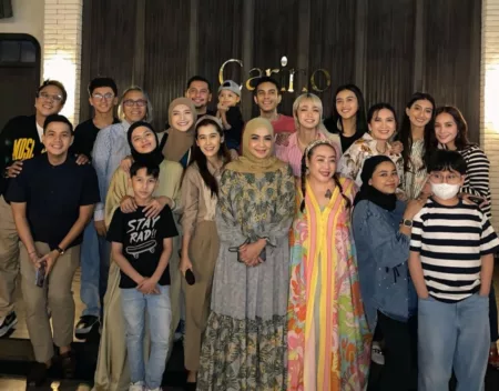 Nagita Slavina Reuni Dengan Pemain Sinetron ‘Di Sini Ada Setan’ Nagita Slavina Reuni Dengan Pemain Sinetron 'Di Sini Ada Setan' (@rieta_amilia)