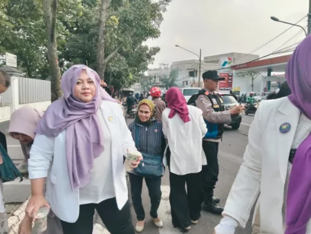 Anggota DPRD Kota Bandung Fraksi PKB dan PB Bagikan Takjil di Cibaduyut Anggota DPRD Kota Bandung dari Fraksi PKB Indri Rindani saat berbagi takjil
