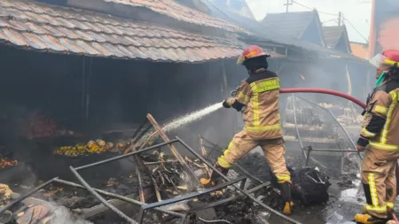 Akses Jalan dan Jauhnya Hidran Hambat Petugas Padamkan Api di Golden Store Purwakarta Akses Jalan dan Jauhnya Hidran Hambat Petugas Padamkan Api di Golden Store Purwakarta