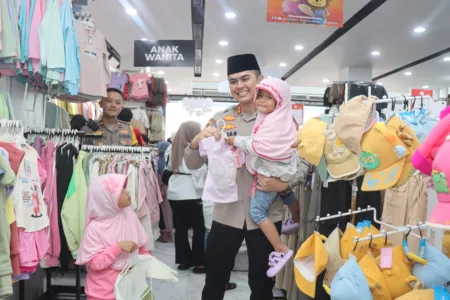 Kapolres Garut Berbagi Kebahagiaan dengan Anak Yatim dan Duafa, Berikan Baju Lebaran Gratis Kapolres Garut Berbagi Kebahagiaan dengan Anak Yatim dan Duafa, Berikan Baju Lebaran Gratis