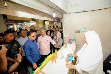 Jelang Idulfitri, Wamendagri Bima Arya Pantau Harga Pangan di Pasar Kosambi Bandung Wakil Menteri Dalam Negeri (Wamendagri) RI, Bima Arya Sugiarto, melakukan pemantauan harga kebutuhan pokok di Pasar Kosambi