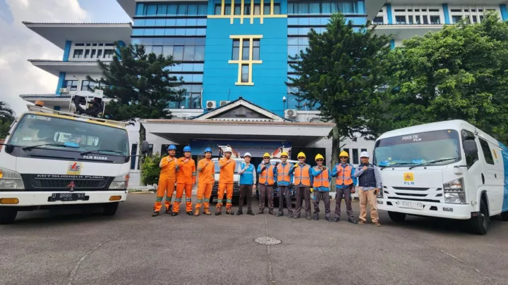 PLN UP3 Bandung Mengirimkan Tim PDKB dan Tim Yantek untuk Bantu Pulihkan Kelistrikan Sukabumi Pasca Bencana Banjir