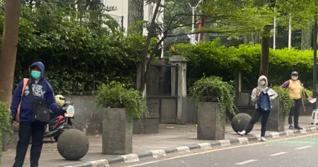 Menjelang Lebaran, Jasa Penukaran Uang di Pinggir Jalan Marak di Kota Bandung asa Penukaran Uang di Pinggir Jalan Marak di Kota Bandung