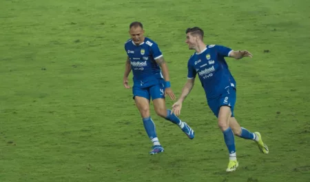 Semen Padang vs Persib Tinggal Menghitung Hari, Dua Pemain Ini Dipastikan Tak Ikut Serta Untuk Pastikan Back to Back Juara Liga1, Persib Bandung Perlu Tumbangkan 7 Tim ini, Termasuk Pesaing Musim Lalu