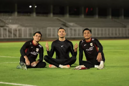 Patrick Kluivert Buka Peluang Rotasi Kiper Timnas Indonesia Patrick Kluivert berpotensi melakukan rotasi kiper Timnas Indonesia lawan Bahrain