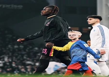 Cederai Kevin Diks, Trevoh Chalobah Dirujak Netizen Trevoh Chalobah dihujat netizen usai mencederai Kevin Diks