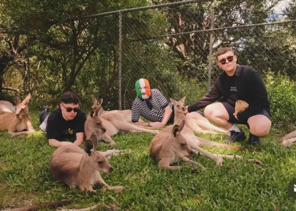 Grup HipHop Asal Irlandia Dukung Palestina di Panggung Coachella (@kneecap32)