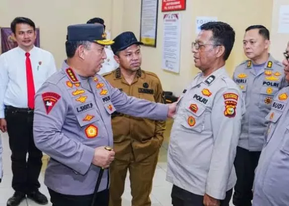Kapolri Jenderal Listyo Sigit Prabowo secara khusus memberikan penghargaan kepadanya, dengan mengangkat Jimmi menjadi perwira melalui program Pendidikan Alih Golongan (PAG).
