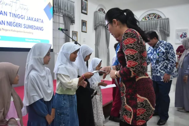 Anak Yatim Sumedang Terima Santunan