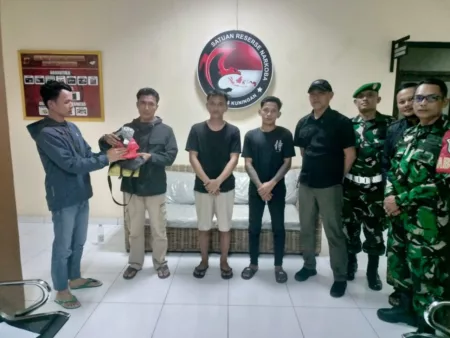 Babinsa dan Aparat Desa Gerebek Warung Jual Obat Terlarang di Kuningan