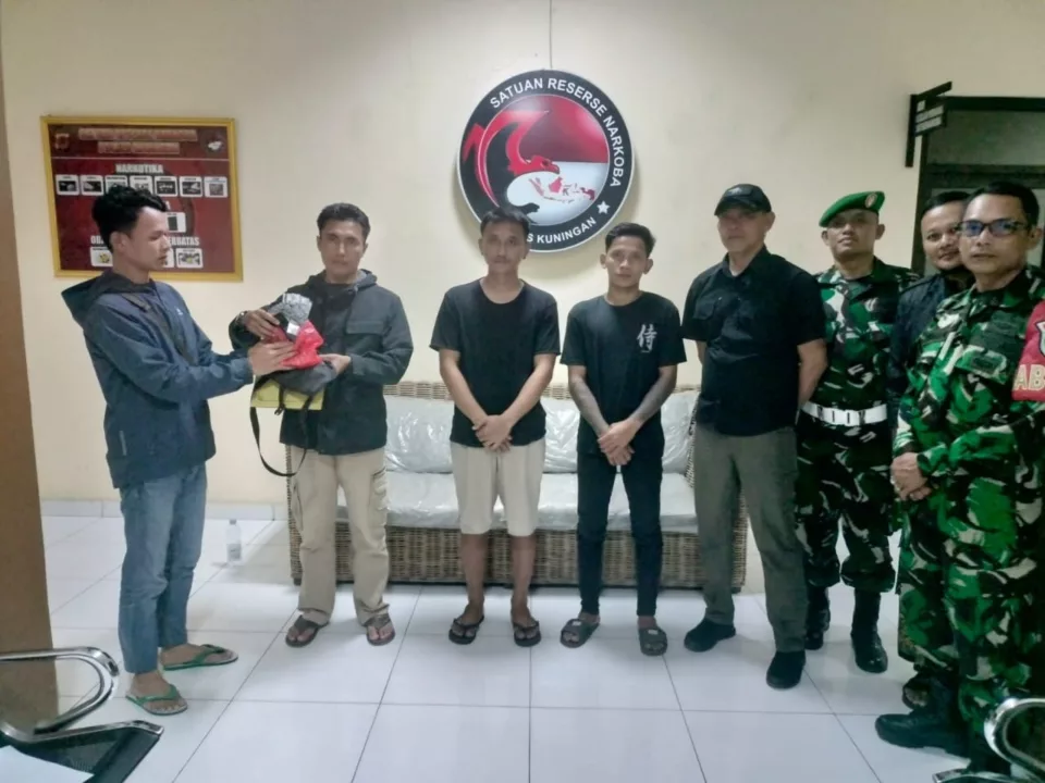 Babinsa dan Aparat Desa Gerebek Warung Jual Obat Terlarang di Kuningan