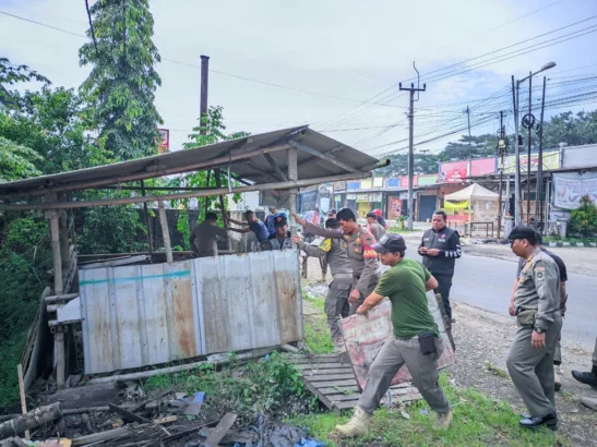 Bangunan Liar di Jalur Provinsi Dibongkar Satpol PP Purwakarta