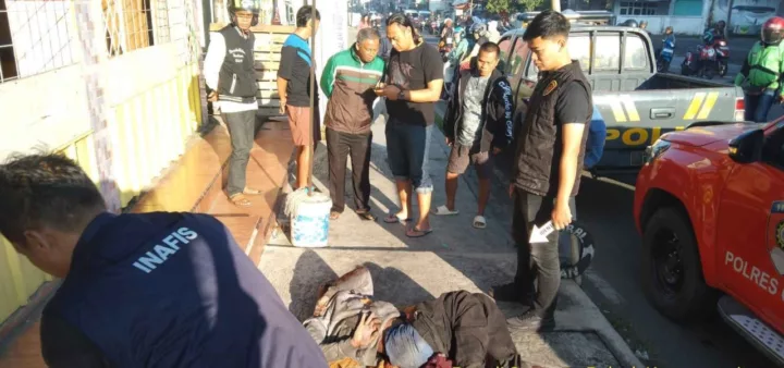Seorang pria ditemukan meninggal dunia di pinggir Jalan A. Yani, Desa Suci, Kecamatan Karangpawitan, Kabupaten Garut, Rabu pagi, 30 April 2025,
