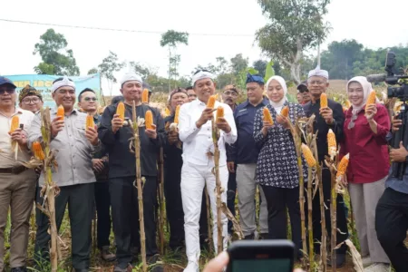 Gubernur Jawa Barat Dedi Mulyadi bersama Bupati Garut Abdusy Syakur Amin dan Wakil Bupati Putri Karlina