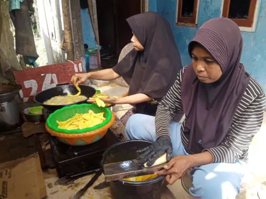 Lepas dari Lilitan Bank Emok, Emak-emak Sukajaya Bangkit Lewat UMKM