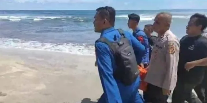 Evakuasi Wartawan Korban Tenggelam di Pantai Karang Papak Pameungkpeuk Kabupaten Garut