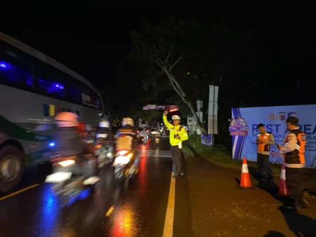 Arus Kendaraan ke Puncak Tembus 15 Ribu, Polisi Andalkan Rekayasa Situasional Arus Lalin Meningkat di Hari Lebaran, Polres Garut Lakukan One Way Sebanyak 23 Kali
