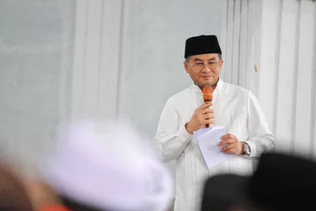 Erwan: Peran Ulama Krusial dalam Pembentukan Akhlak Generasi Muda Rangkaian kunjungan Wakil Gubernur Jawa Barat Erwan Setiawan, silaturahim Haol Syaikhuna Badruzzaman di Pesantren Zawiyah, Samarang, Kabupaten Garut, Jumat (18/4/2025).(Foto: Gravinda/Biro Adpim Jabar)