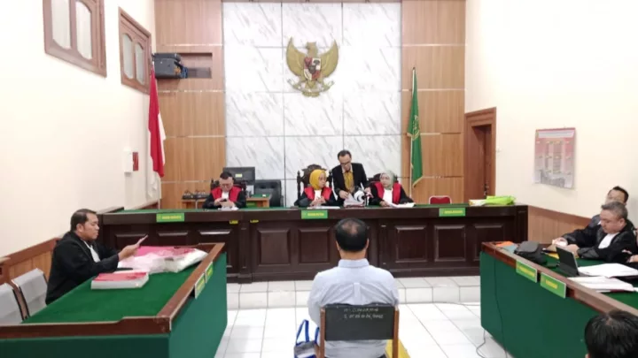 Terdakwa kasus penipuan dan penggelapan, Miming Theniko, kembali menjalani persidangan di PN Bandung