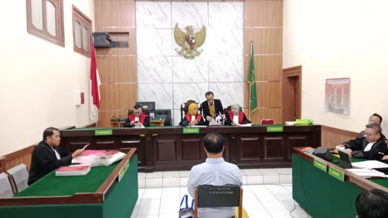 Terdakwa kasus penipuan dan penggelapan, Miming Theniko, kembali menjalani persidangan di PN Bandung