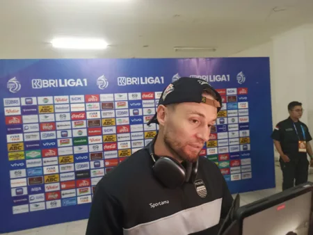 Tendangan Pojoknya Kerap Tak Akurat, Marc Klok Bertekad Perbaiki Diri Tendangan Pojoknya Kerap Tak Akurat, Marc Klok Bertekad Perbaiki Diri