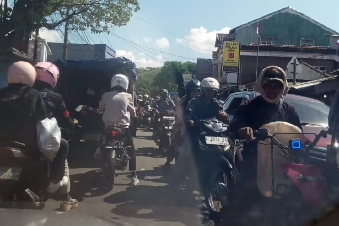 Lalu Lintas Menuju Pantai Sayangheulang Dipadati Wisatawan