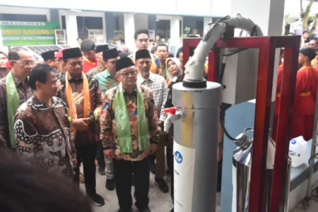 Menteri Pendidikan Dasar dan Menengah (Mendikdasmen) Abdul Mu'ti meninjau hasil karya siswa-siswa SMK Muhammadiyah 1 Sumedang