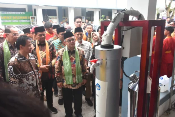 Menteri Pendidikan Dasar dan Menengah (Mendikdasmen) Abdul Mu'ti meninjau hasil karya siswa-siswa SMK Muhammadiyah 1 Sumedang