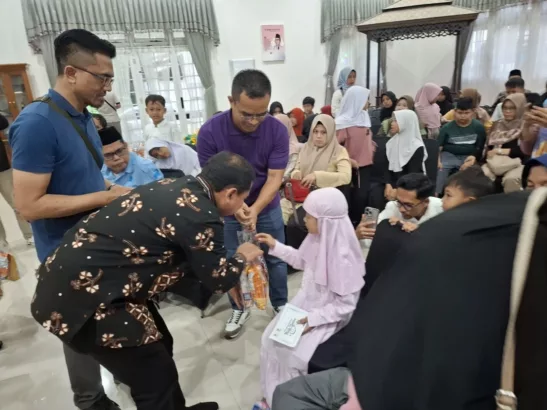Pemberian Santunan dalam Program Nyaah Ka Indung jeung Budak Yatim