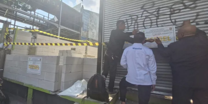 Satpol PP kembali melakukan penyegelan terhadap bangunan restoran cepat saji di Jalan Surya Sumantri