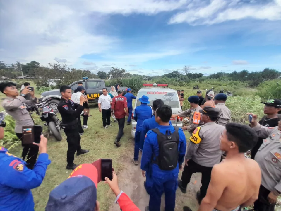 Petugas Mengevakuasi Korban Meninggal di Pantai Karang Papak