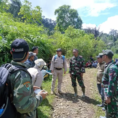 Petugas Pencarian Ny Ridhoh Sedang Melakukan Koordinasi