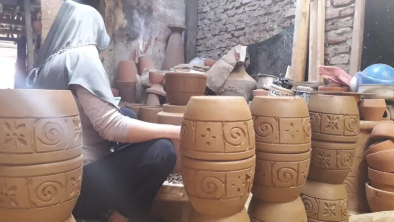 Sentra Produksi Gerabah Keramik Plered Purwakarta