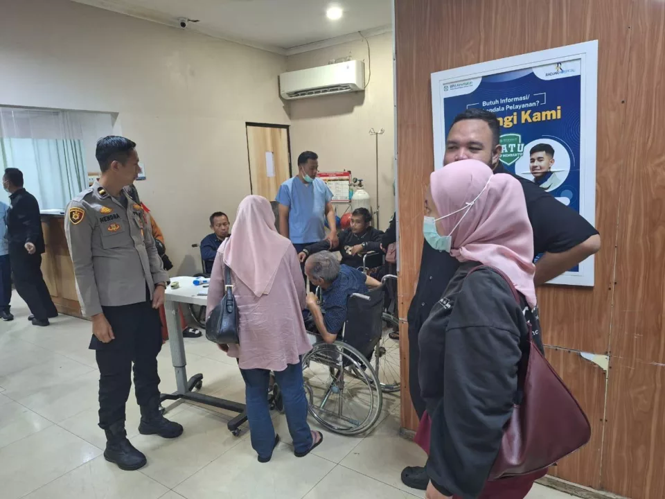 Petugas Polisi yang mengevakuasi Warga yang Kolapse saat Diperjalanan Mudik