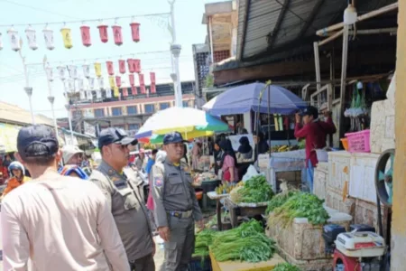 Satpol PP Tertibkan Pedagang Langgar Perda di Taman Pasar Rebo Satpol PP Tertibkan Pedagang Langgar Perda di Taman Pasar Rebo