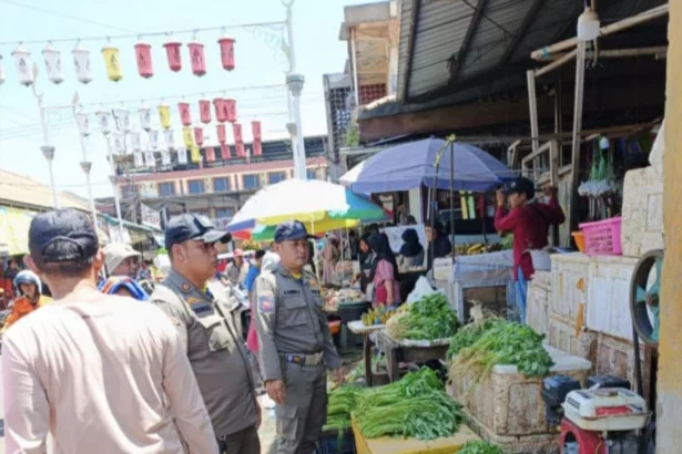 Satpol PP Tertibkan Pedagang Langgar Perda di Taman Pasar Rebo