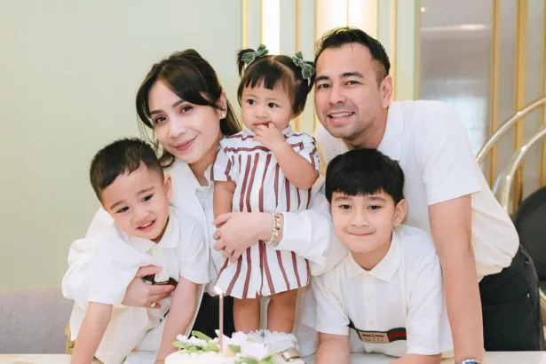 Baby Lily Ulang tahun Pertama, Raffi dan Nagita Tuliskan Pesan Hangat 9@raffinagita1717)