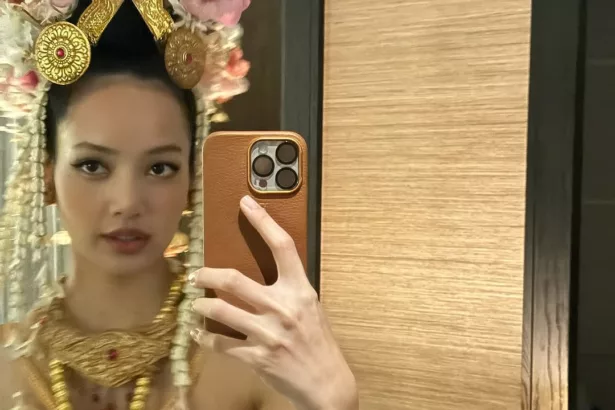 Lisa BLACKPINK Bagikan Momen Di Balik Layar Film 'The White Lotus 3' (@lalalalisa_m)