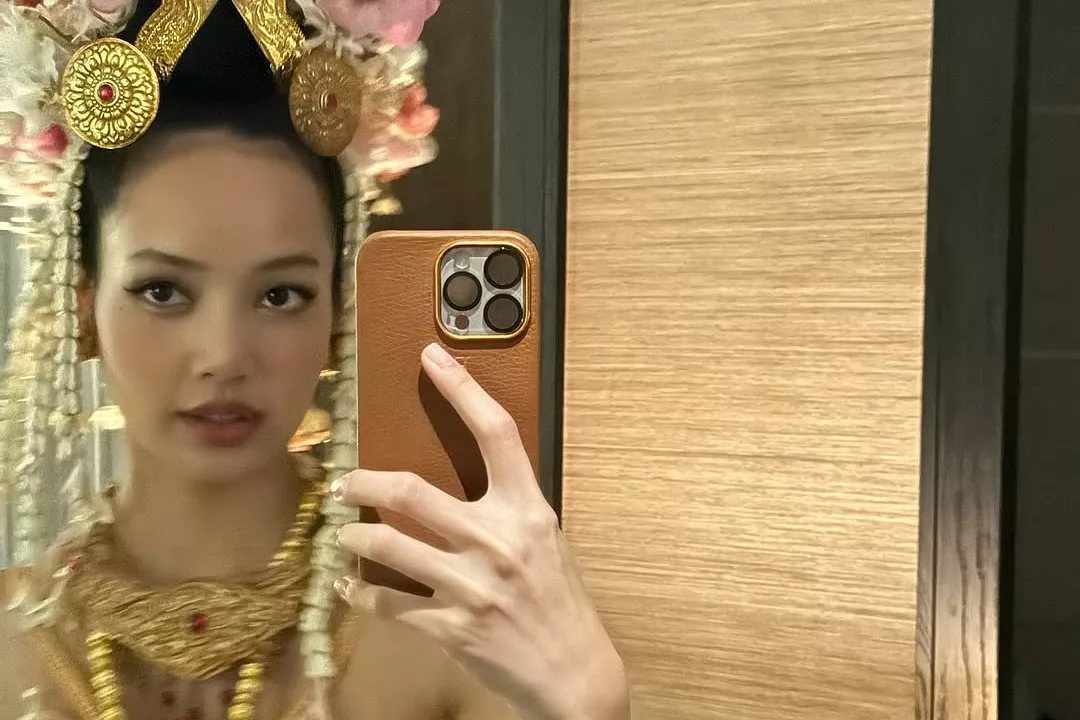 Lisa BLACKPINK Bagikan Momen Di Balik Layar Film 'The White Lotus 3' (@lalalalisa_m)