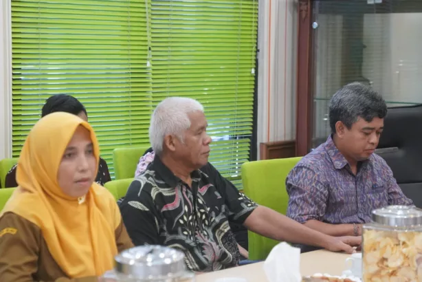 Sekretaris Daerah Sumedang, Tuti Ruswati, bersama konsultan dari ITB