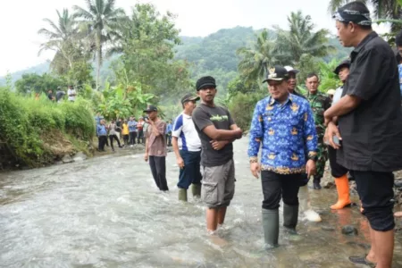 Bupati Kuningan, Dian Rachmat Yanuar, meninjau Lokasi Pembangunan Jembatan Gantung di Sungai Srigading