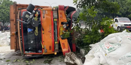 Truk Bermuatan Terigu Terguling di Jalan Soekarno-Hatta Bandung, Lalu Lintas Sempat Padat Truk Bermuatan Terigu Terguling di Jalan Soekarno-Hatta Bandung
