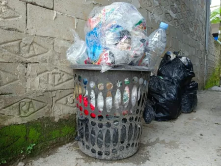 Tumpukan Sampah di Rumah-rumah Warga