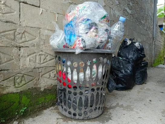 Tumpukan Sampah di Rumah-rumah Warga