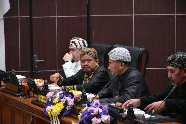 Wakil Gubernur Jawa Barat, Erwan Setiawan Berbicara di Acara Rapat Paripurna DPRD Sumedang