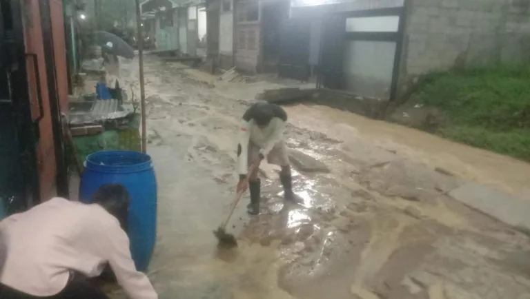 Warga Jatiluhur Membersihkan Material Banjir