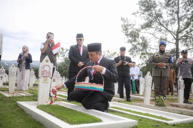 Wakil Wali Kota Bandung Erwin Ancam Pecat Petugas TPU yang Terlibat Pungli