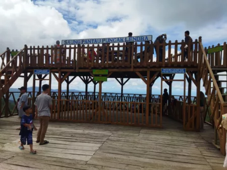 Saung Pantau Puncak Lendra, Destinasi Wisata Alam Baru di Cisompet Garut Saung Pantau Puncak Lendra.