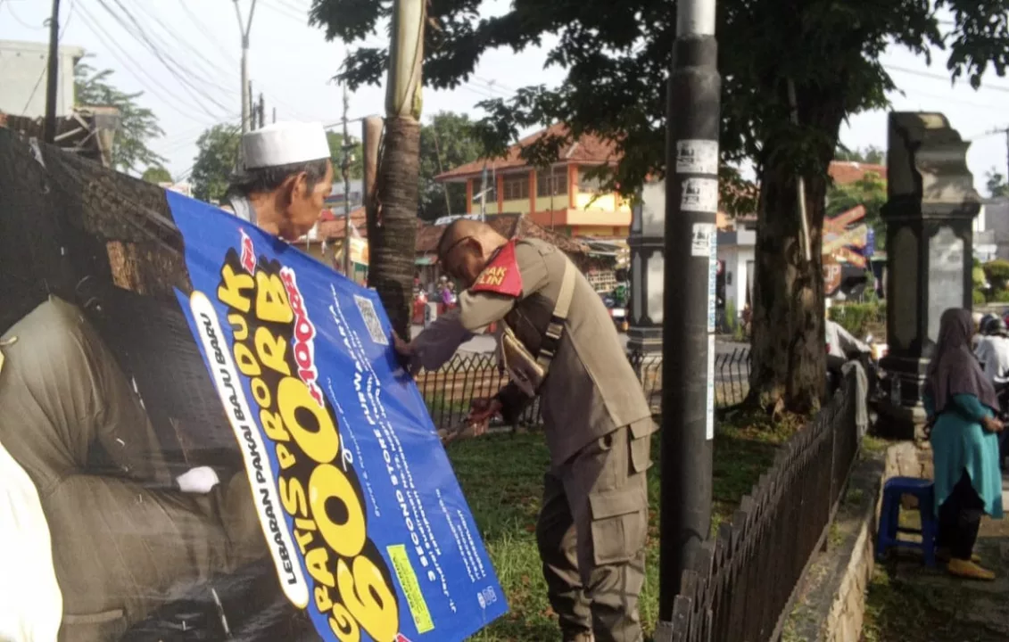 Satpol PP Purwakarta Tertibkan 50 Spanduk dan Baliho Liar Pascalebaran